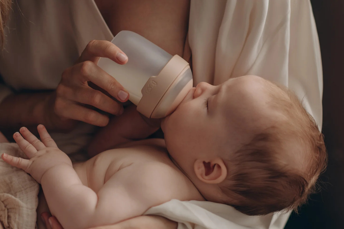 Varnost adaptiranega mleka: kaj morajo starši danes vedeti