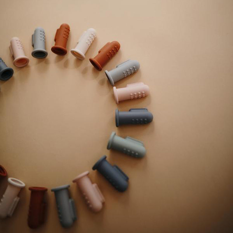 Mushie® Zobna ščetka za na prst Clay/Shifting Sand Mushie