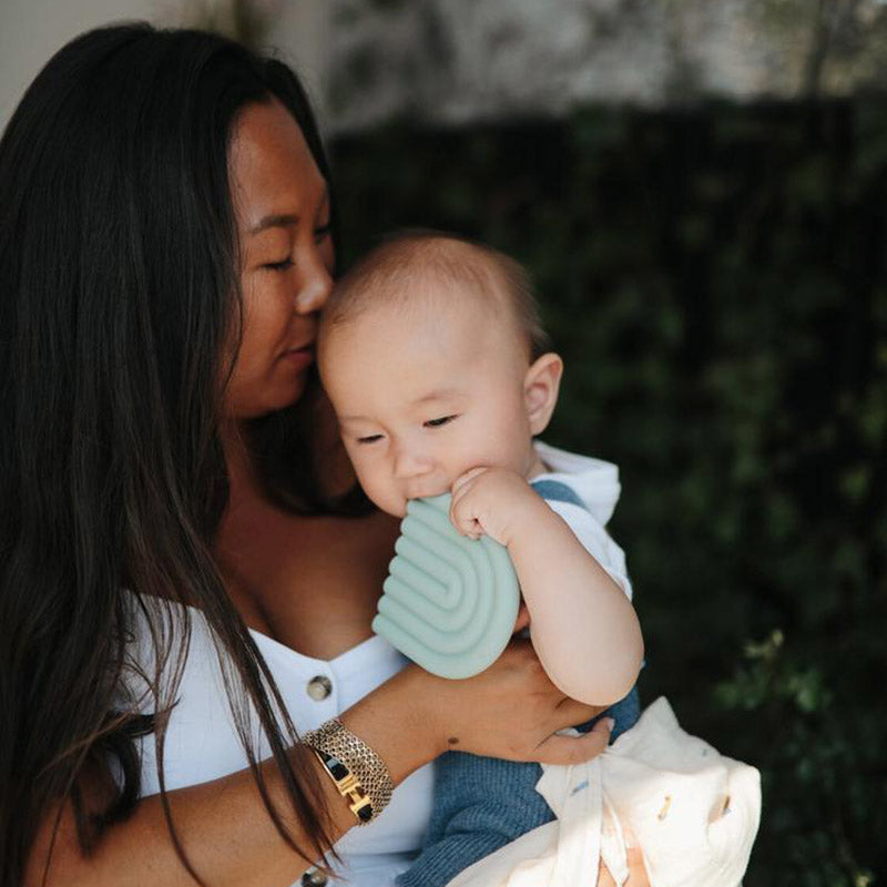 Mushie® Grizalo mavrica Shifting Sand Mushie