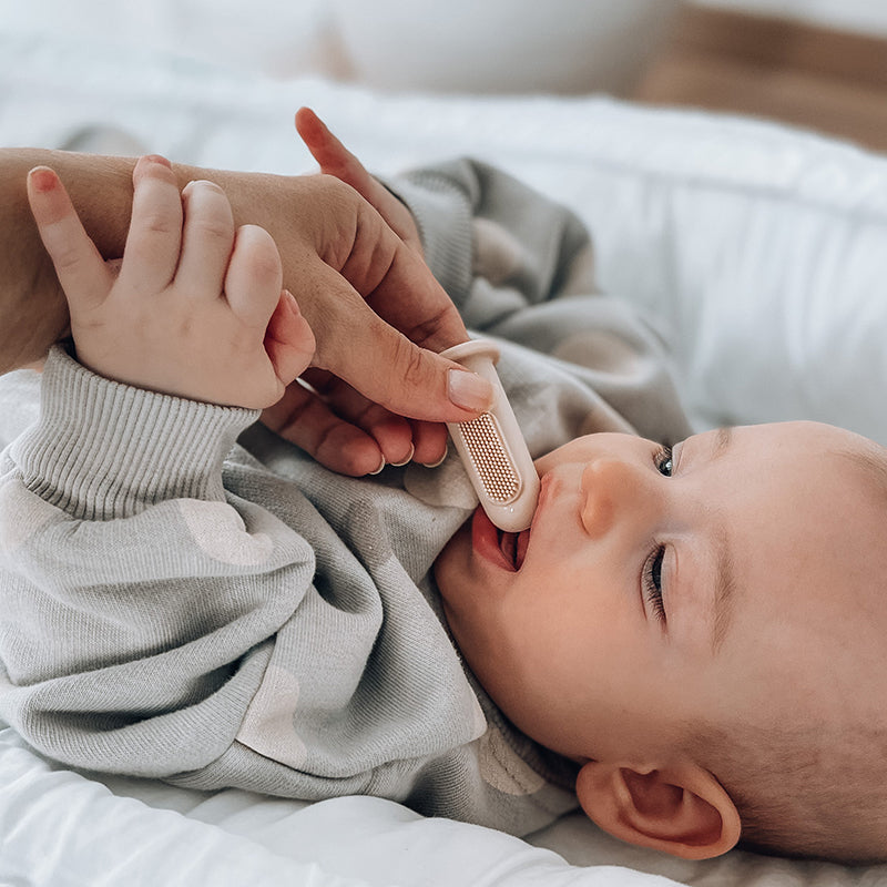 Mushie® Zobna ščetka za na prst Cambridge Blue/ShiftingSand Mushie