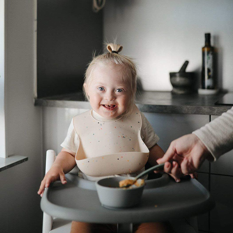 Mushie® Silikonska skledica z vakuumskim dnom Soft Lilac Mushie