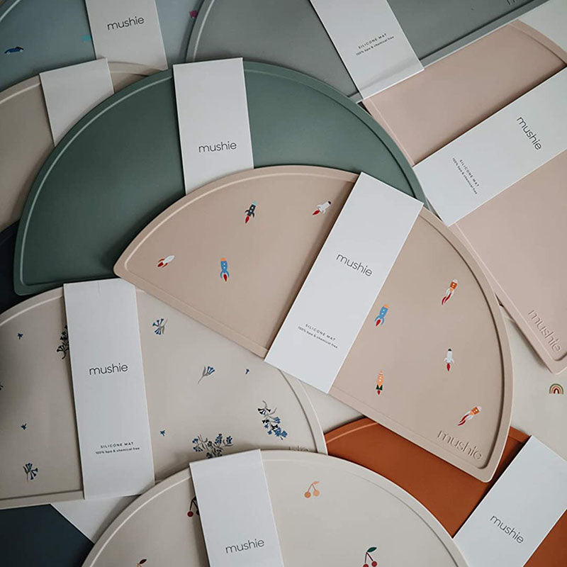 Mushie® Silikonska podloga za hranjenje Cambridge Blue Mushie