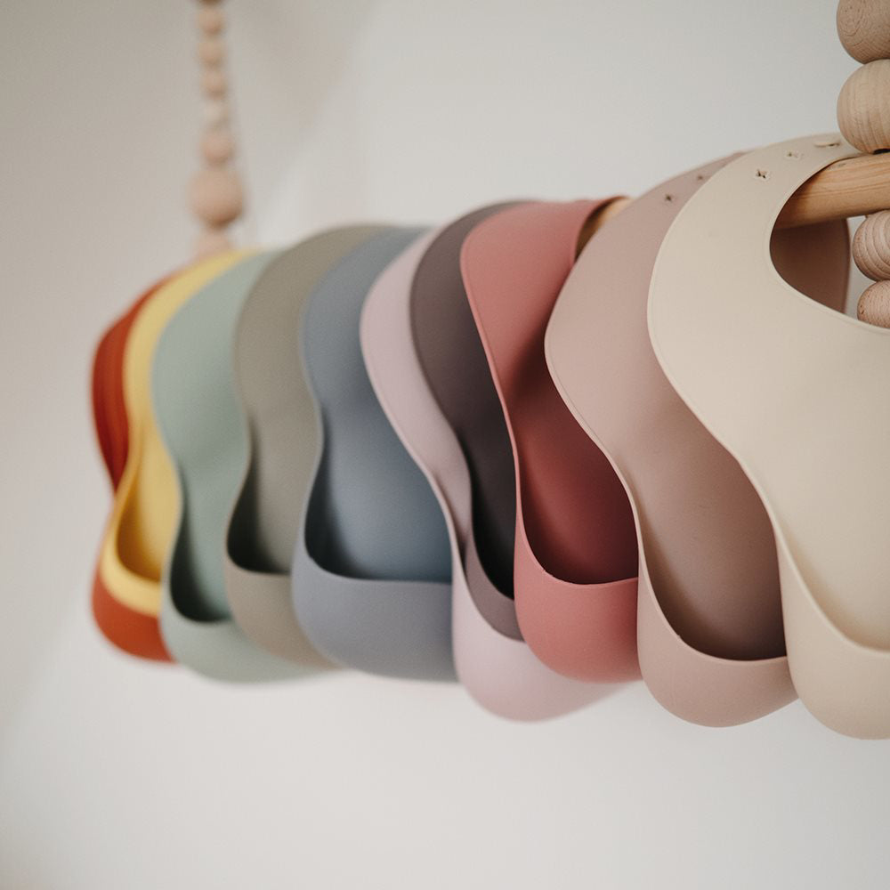 Mushie® Silikonski slinček Cambridge Blue Confetti Mushie