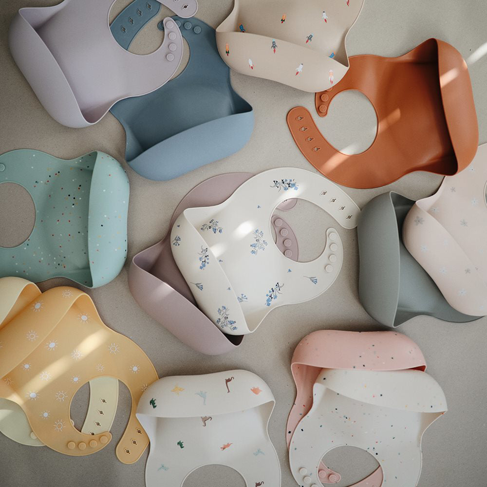 Mushie® Silikonski slinček Cambridge Blue Confetti Mushie