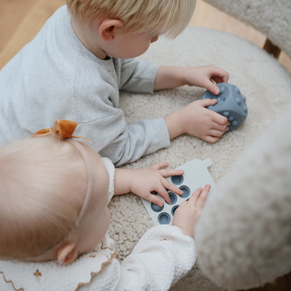 Mushie® Silikonske aktivnostne kocke Cambridge Blue/Shifting Sands Mushie