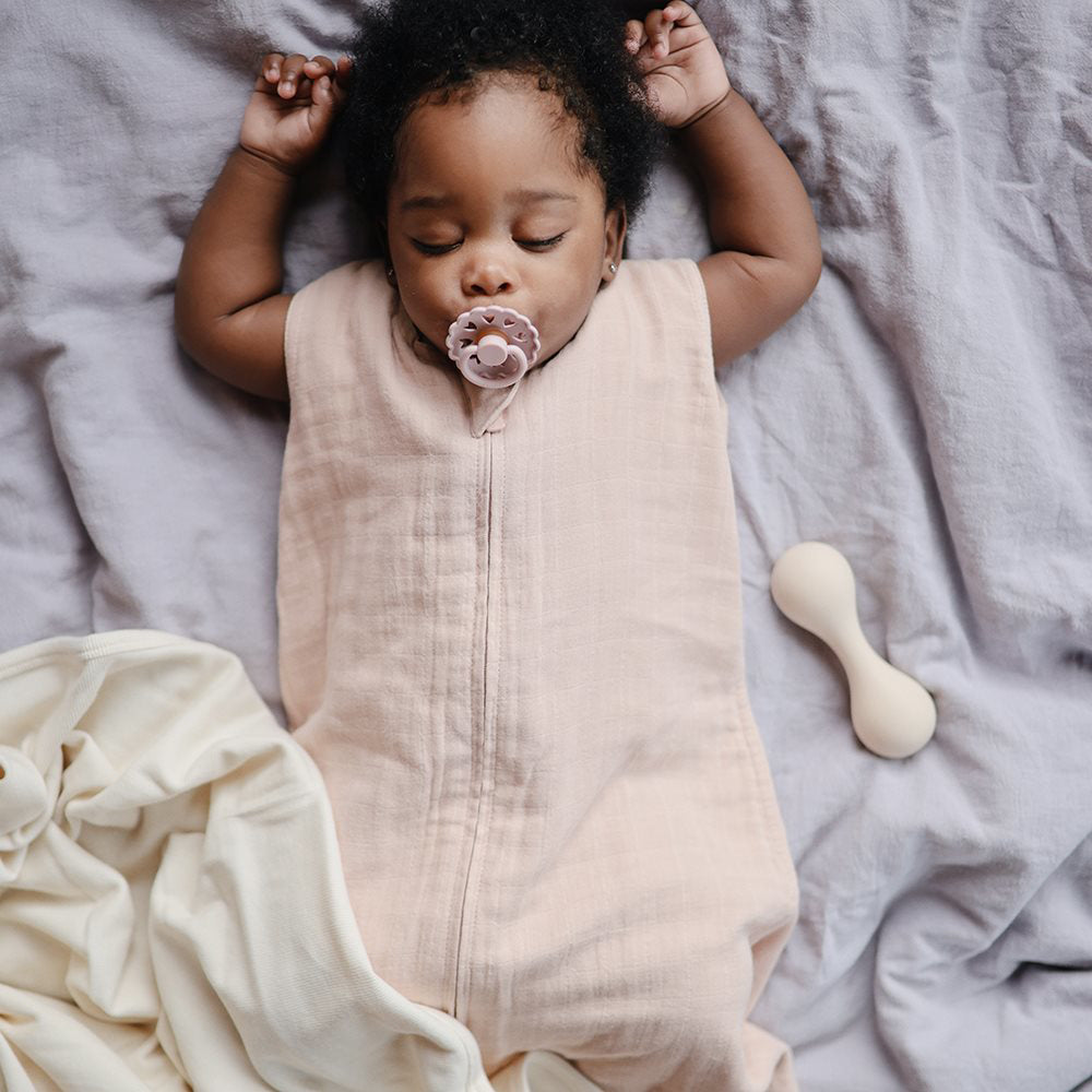 Mushie® Silikonska ropotuljica Shifting Sand Mushie