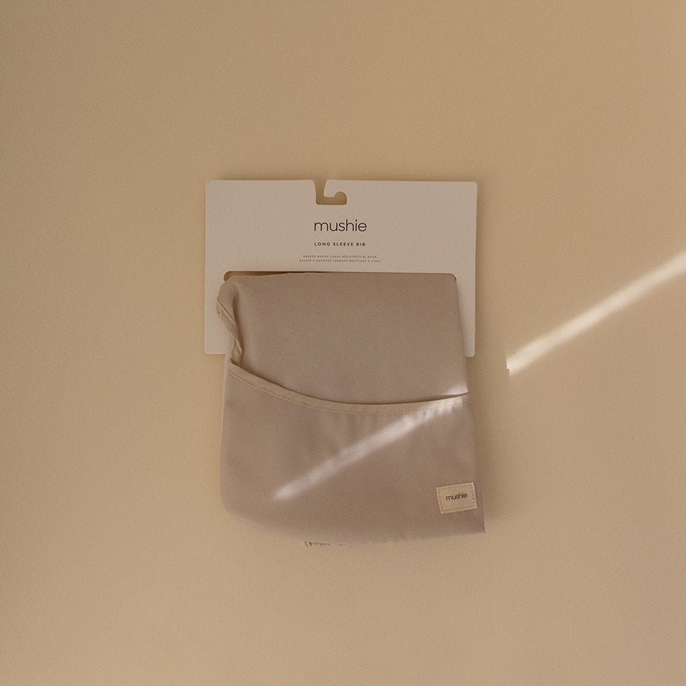 Mushie® Slinček z rokavi Fog Mushie