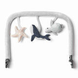 Ergobaby® Evolve Lok z igračkami Ocean Wonders Light Grey