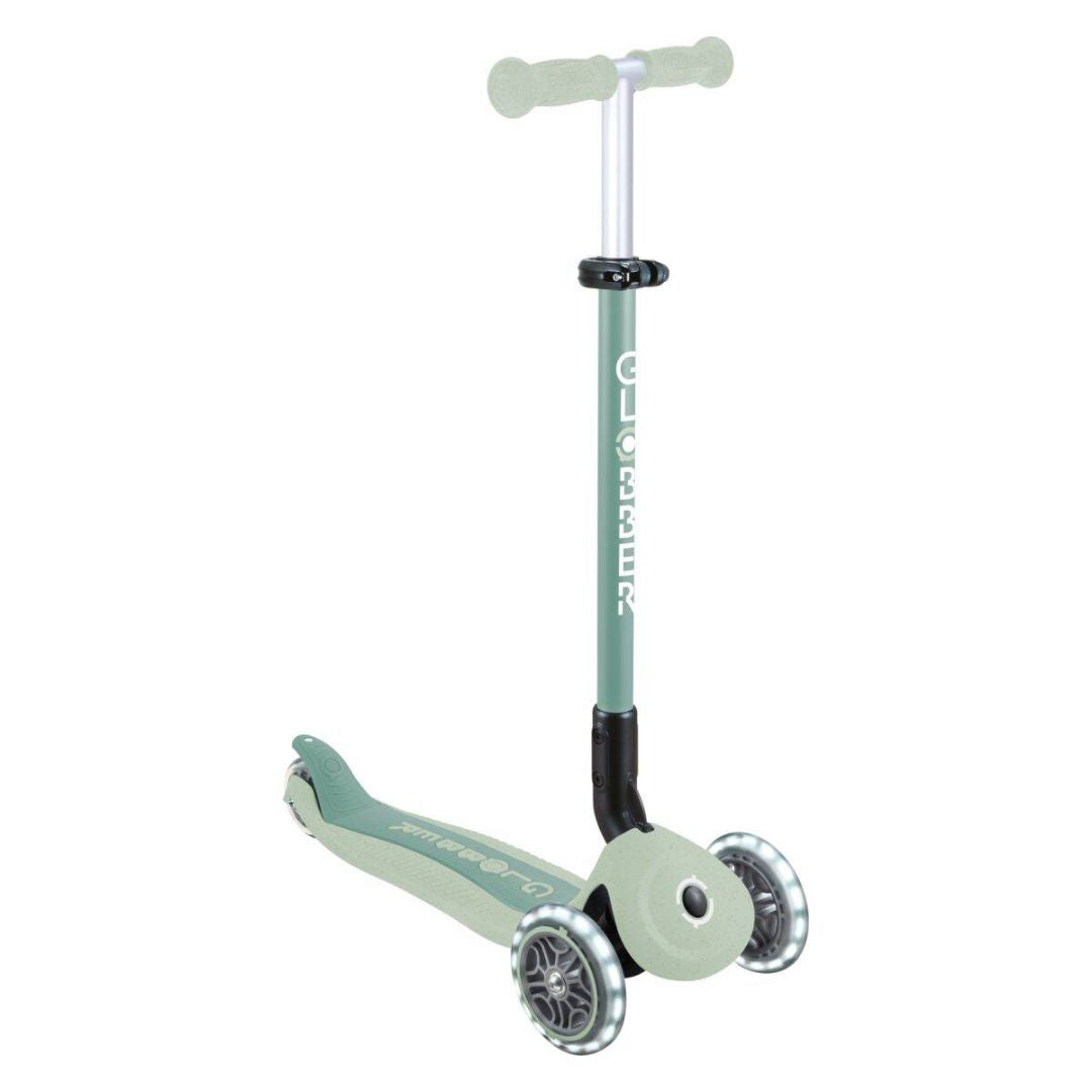 Globber® Zložljivi otroški skiro GO UP Active ECO s svetlečimi kolesi Pistachio Globber