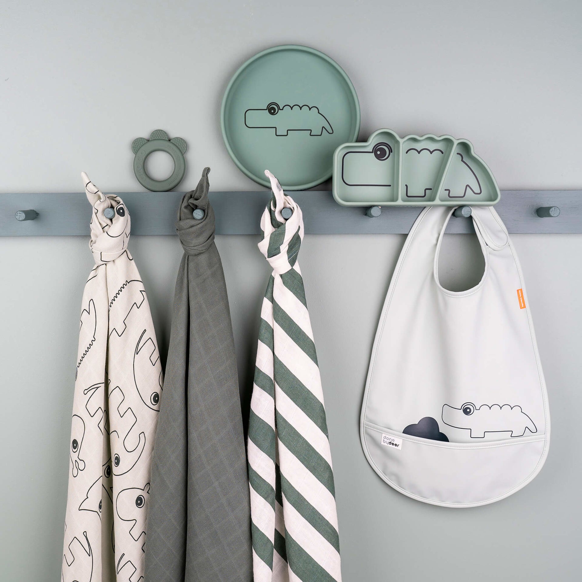 Done by Deer® Silikonski krožnik z vakumskim dnom Croco Green Done by Deer