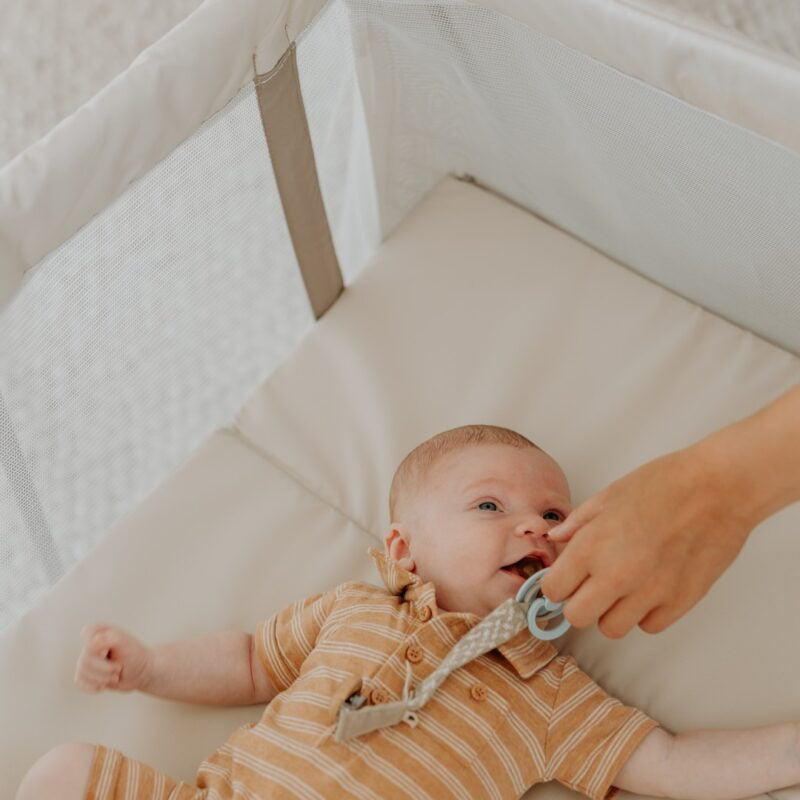 AeroMoov® Prenosna posteljica Confetti Hearts AeroMoov