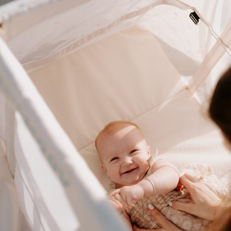 AeroMoov® Prenosna posteljica Confetti Hearts AeroMoov