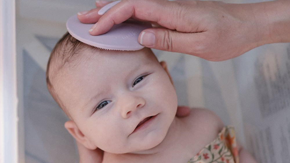 Mushie® Silikonska krtača za odstranjevanje lusk 2 kosa Rose/Soft Lilac Mushie