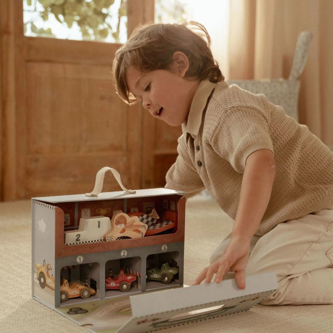 Little Dutch® Lesena dirkalna steza v igralni škatli Little Dutch