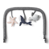 Ergobaby® Evolve Lok z igračkami Ocean Wonders Charcoal Grey