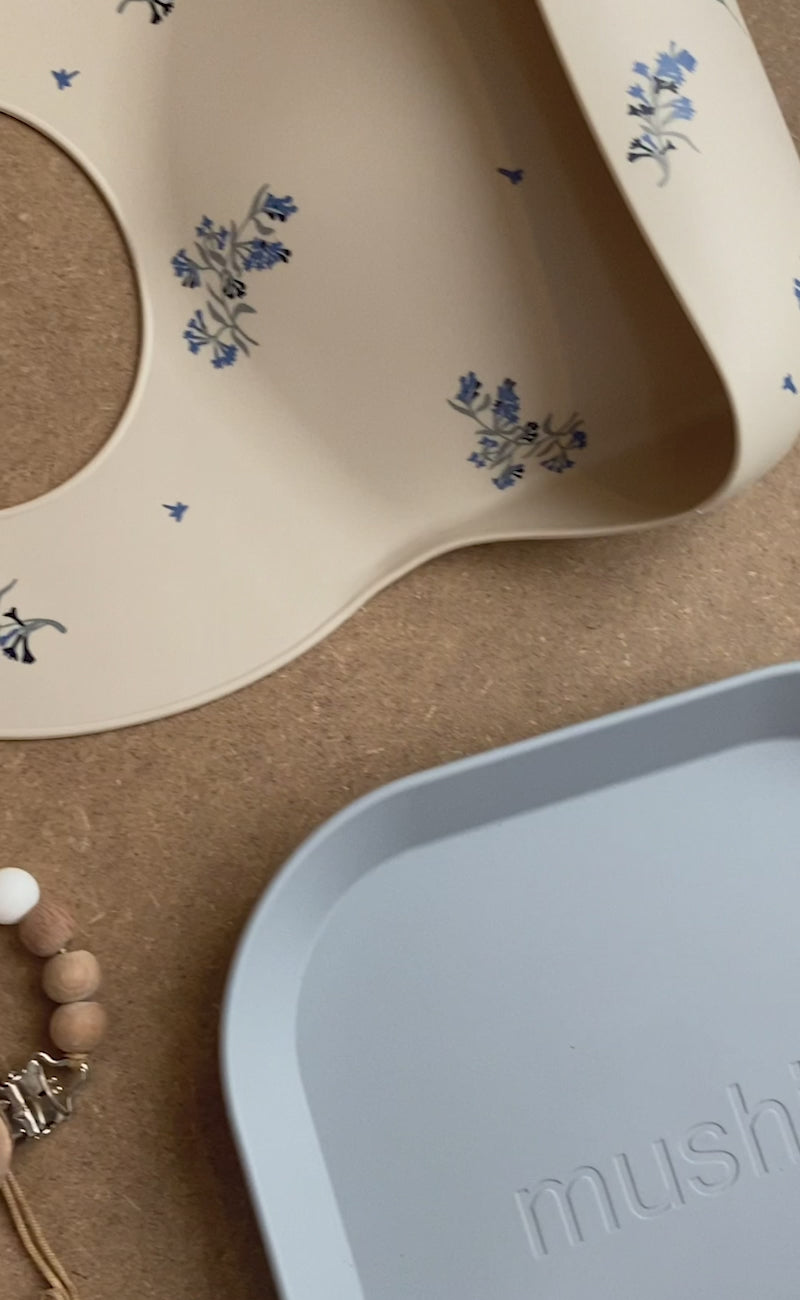 Charger la vidéo : Mushie® Ensemble cuillère et fourchette en silicone Powder Blue