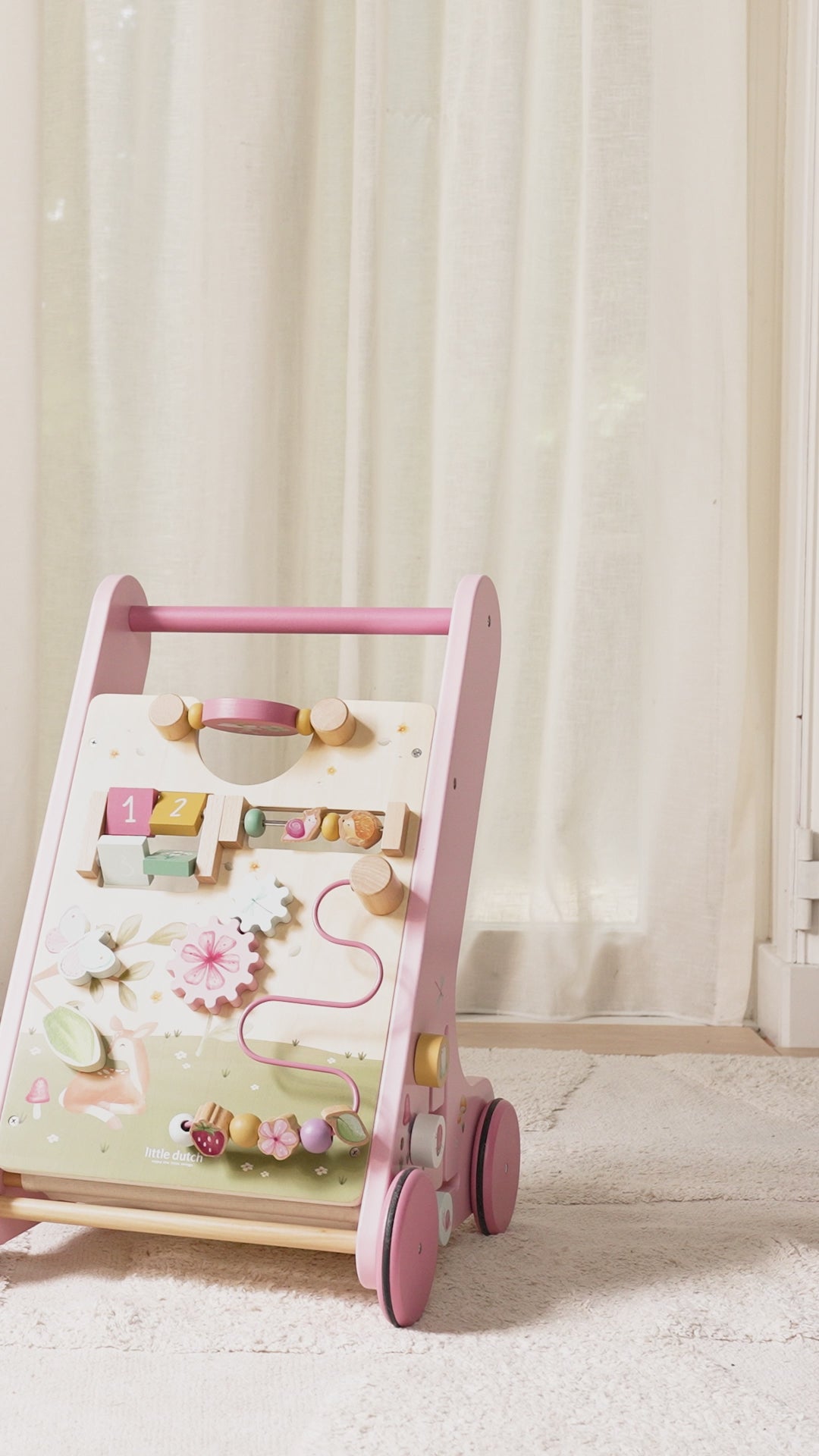 Carica video: Little Dutch® Passeggino in legno Fairy Garden