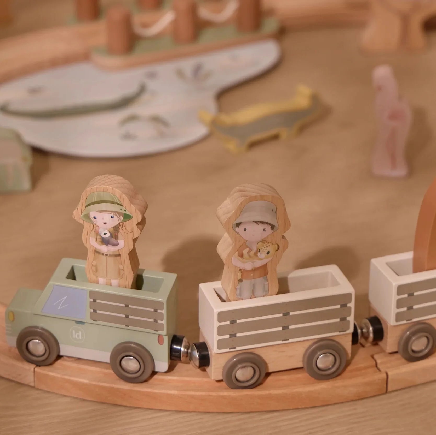 Little Dutch® Circuit en bois avec train Safari Friends – slika 3