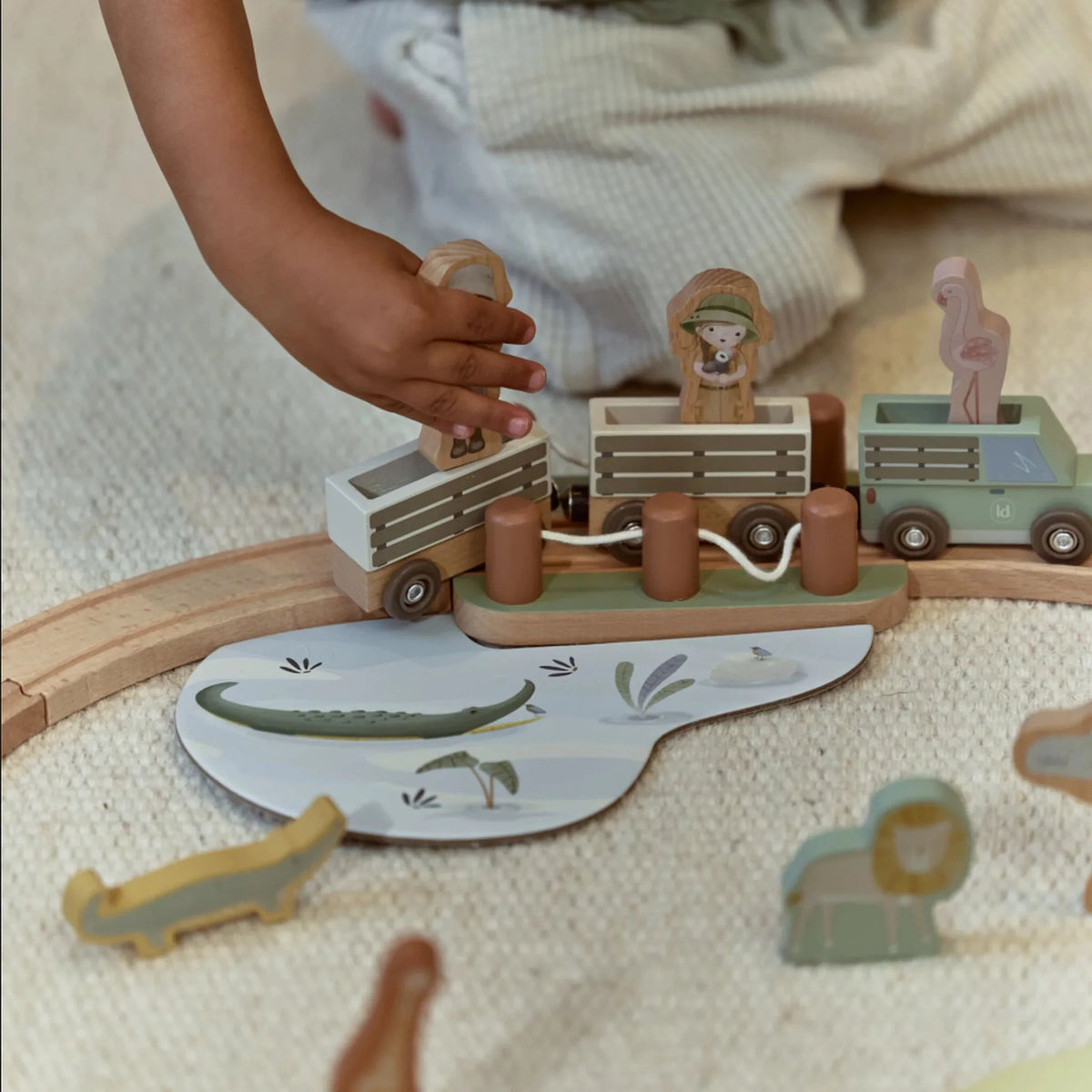 Little Dutch® Circuit en bois avec train Safari Friends – slika 4