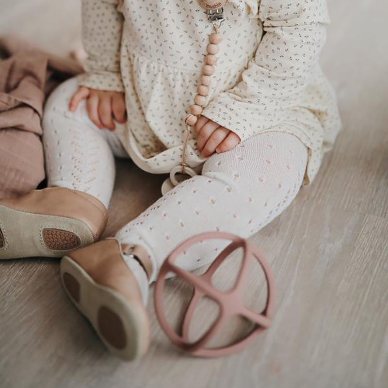 Mushie® Grizalo žogica Shifting Sand Mushie