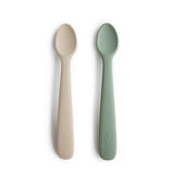 Mushie® Ensemble de 2 cuillères en silicone - Cambridge Blue/Shifting Sand
