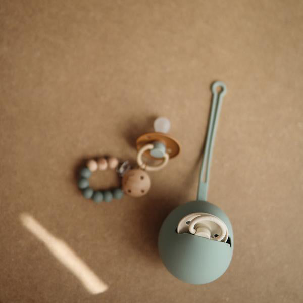 Mushie® Torbica za dudo Cambridge Blue Mushie