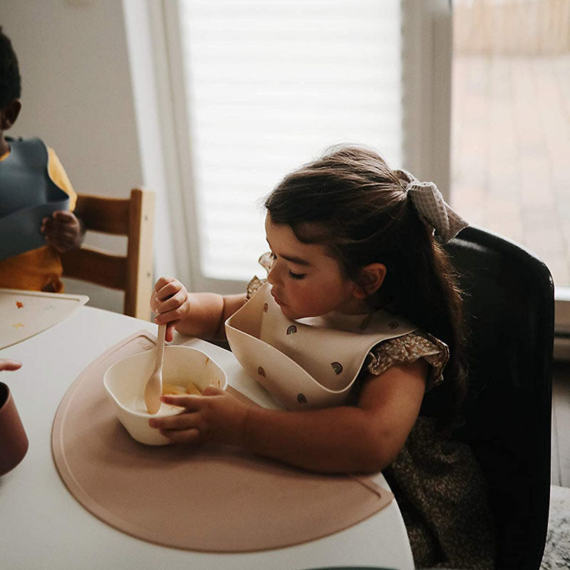 Mushie® Silikonska podloga za hranjenje Cambridge Blue Mushie