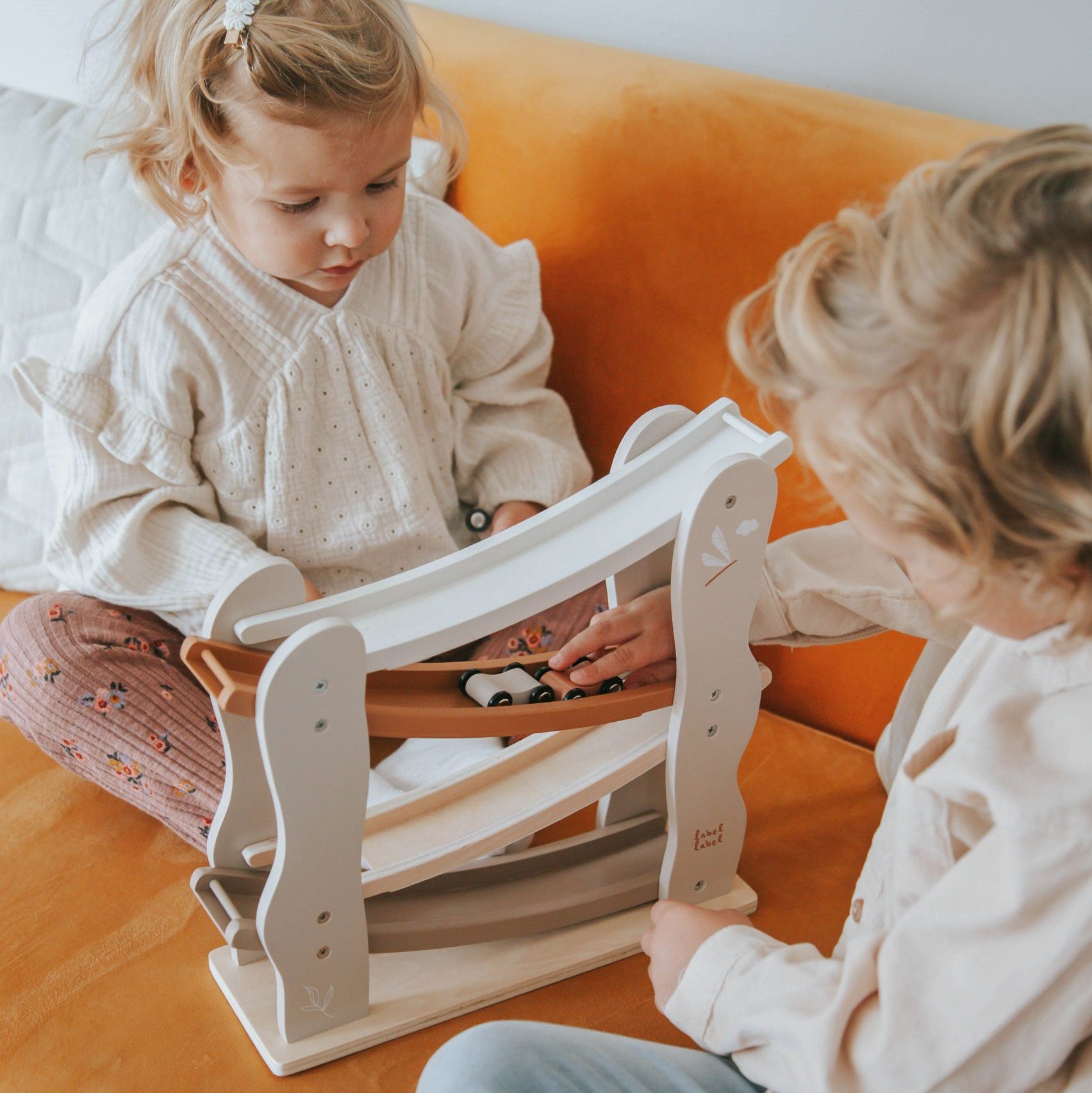 Label Label® Lesena dirkalna steza Car Slider Nougat Label Label