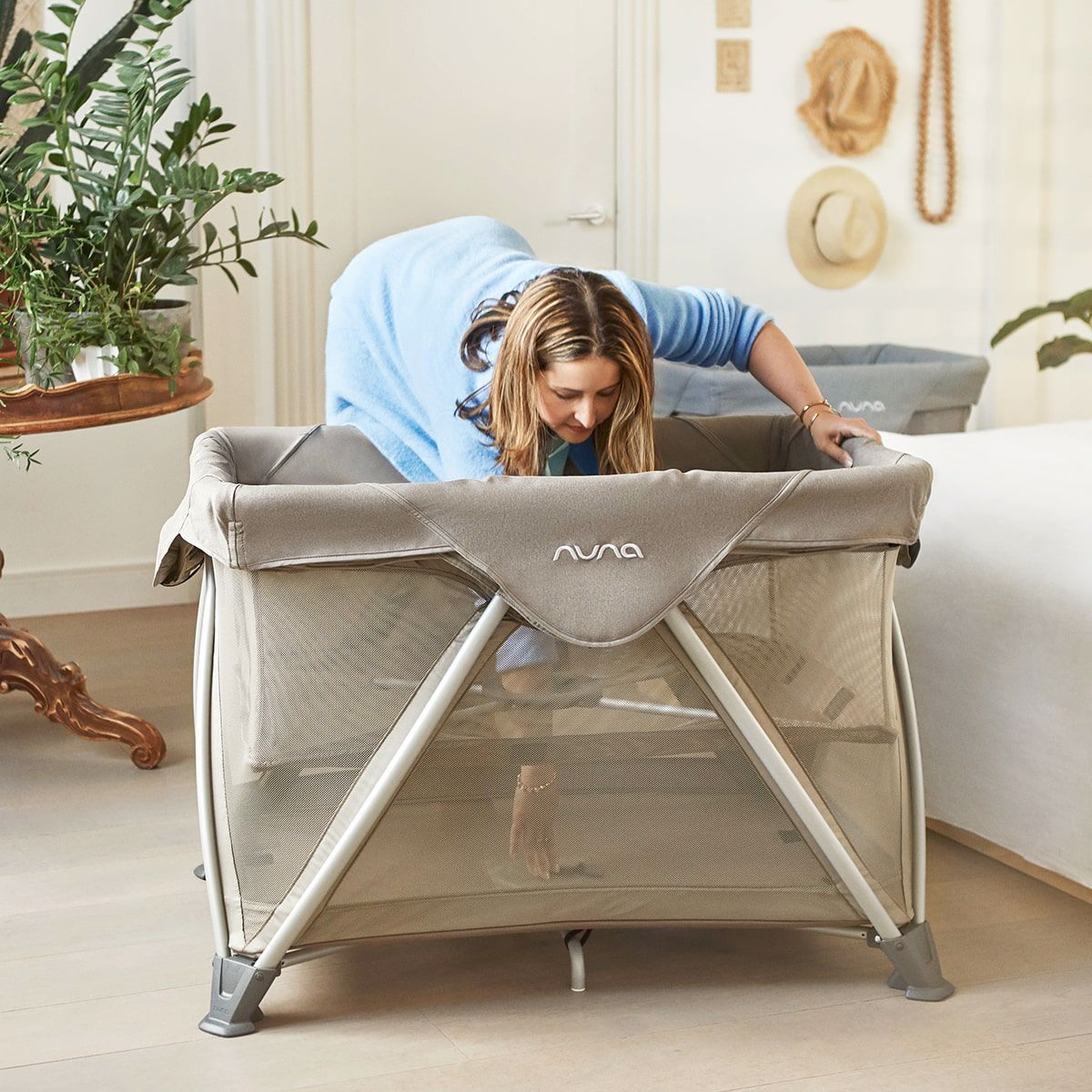 Nuna® Prenosna posteljica Sena™ Aire + rjuha Charcoal Nuna