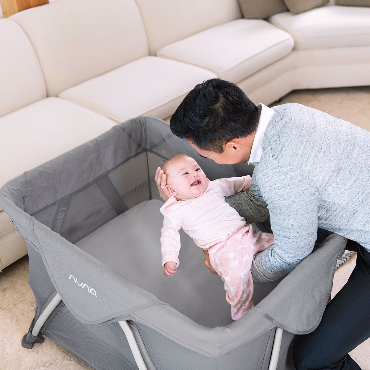 Nuna® Prenosna posteljica Sena™ Aire + rjuha Charcoal Nuna