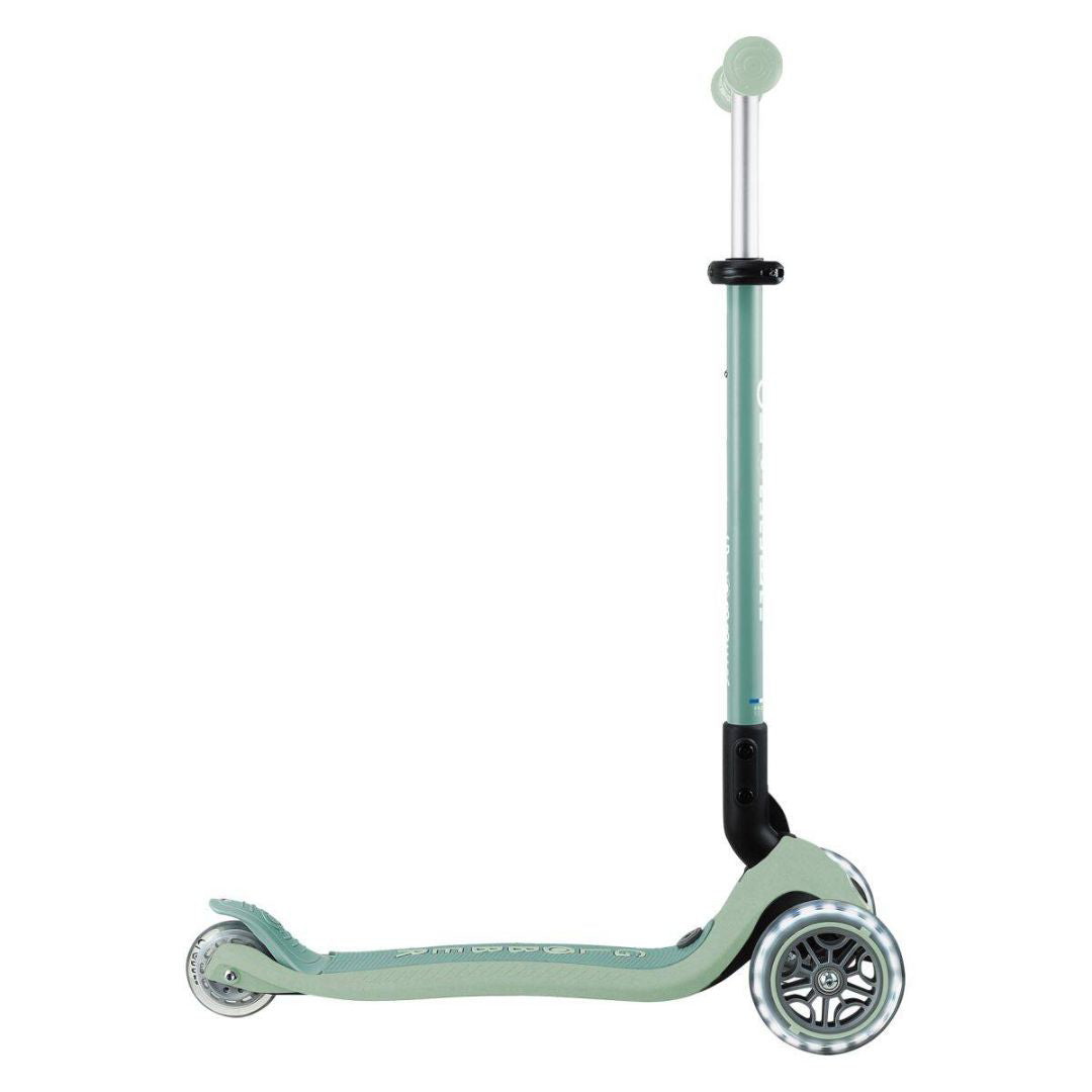 Globber® Zložljivi otroški skiro GO UP Active ECO s svetlečimi kolesi Pistachio Globber