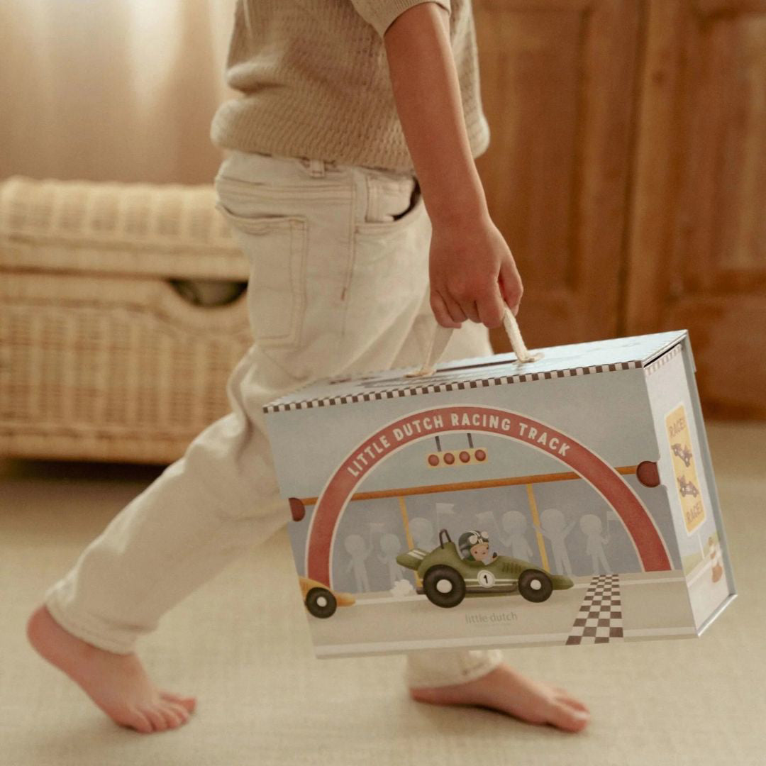 Little Dutch® Lesena dirkalna steza v igralni škatli Little Dutch