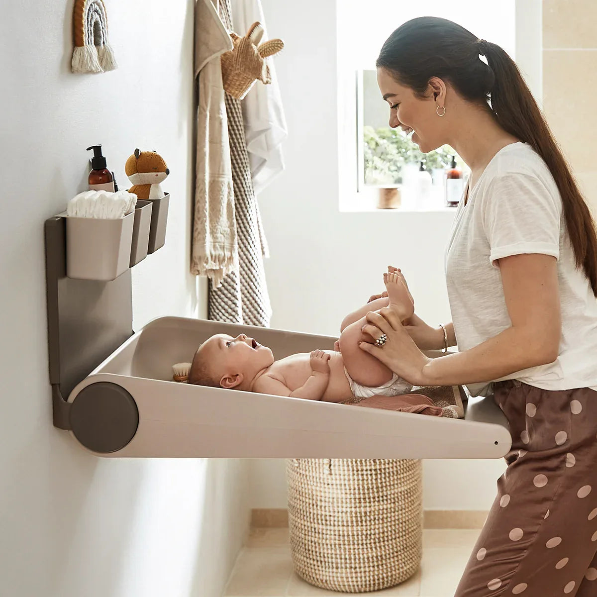 Leander® Stenska previjalna postaja Wally ™ Cappucino Leander
