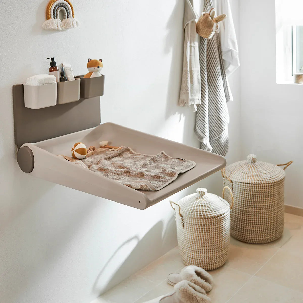 Leander® Stenska previjalna postaja Wally ™ Cappucino Leander