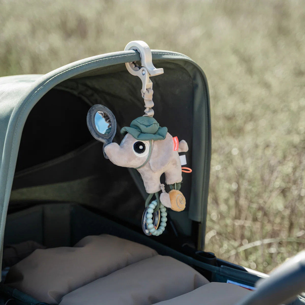 Done by Deer® Aktivnostna igrača Elphee Tiny trails Sand – slika 4