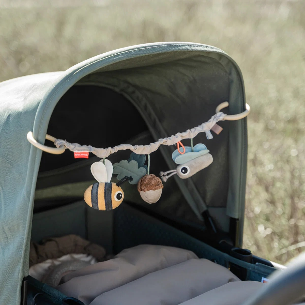Done by Deer® Igračka za kolica Tiny trails Sand – slika 6