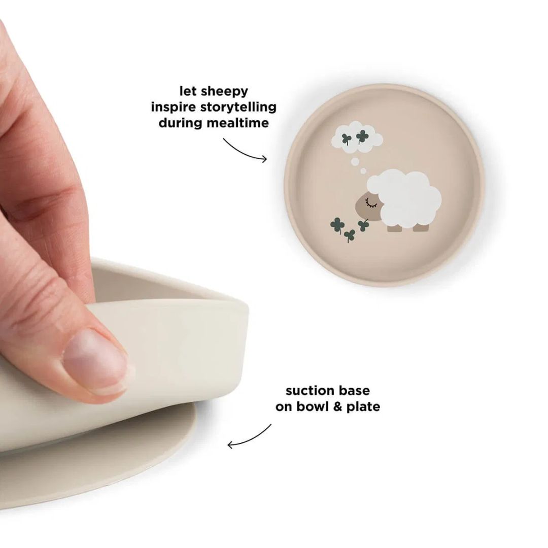 Done by Deer® Otroški krožnik Stick&Stay Tiny farm Sand Done by Deer