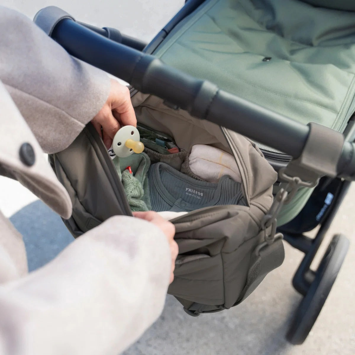 Done by Deer® Quilted stroller bag Taupe