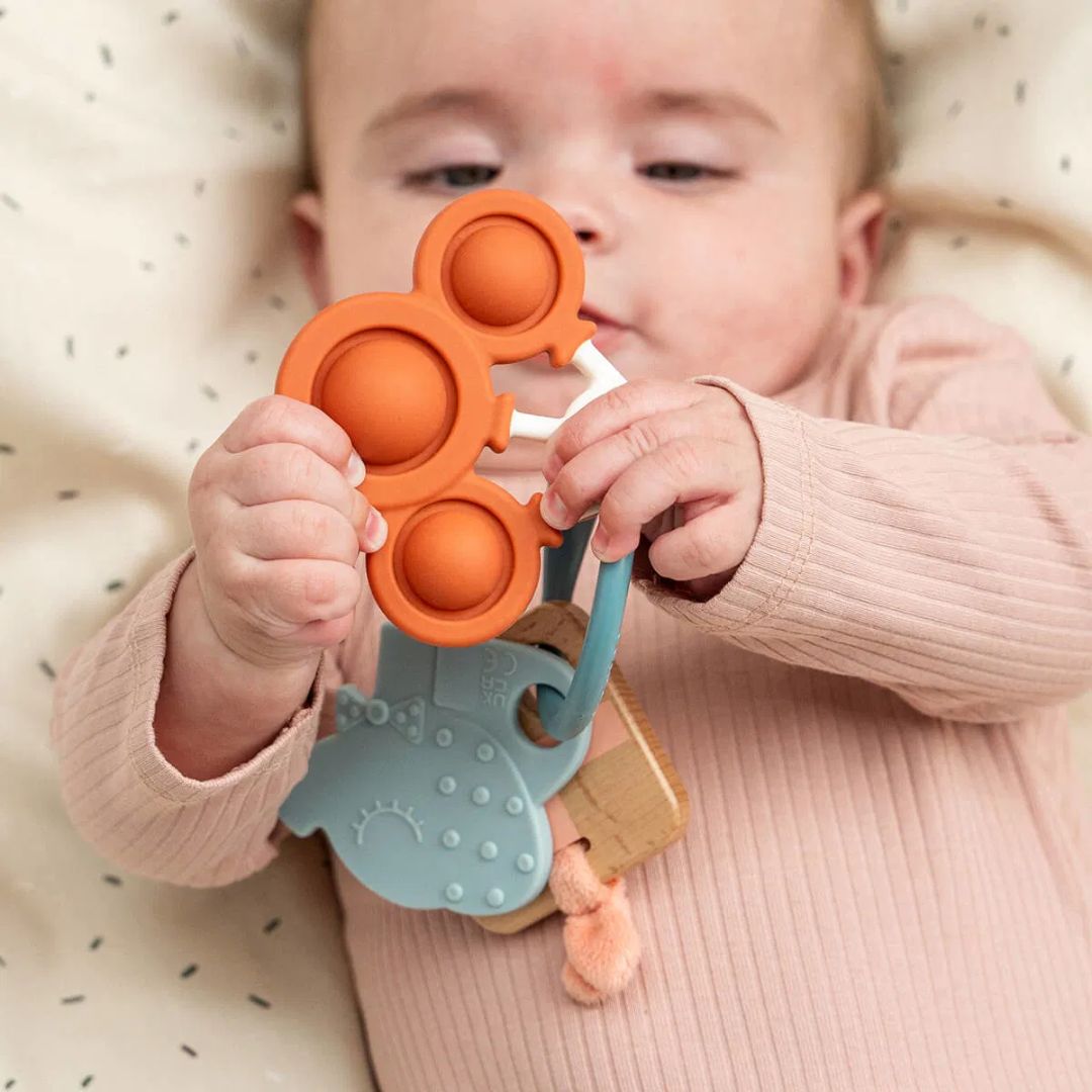 Done by Deer® Senzorični aktivnostni obroč Celebration Colour mix Done by Deer