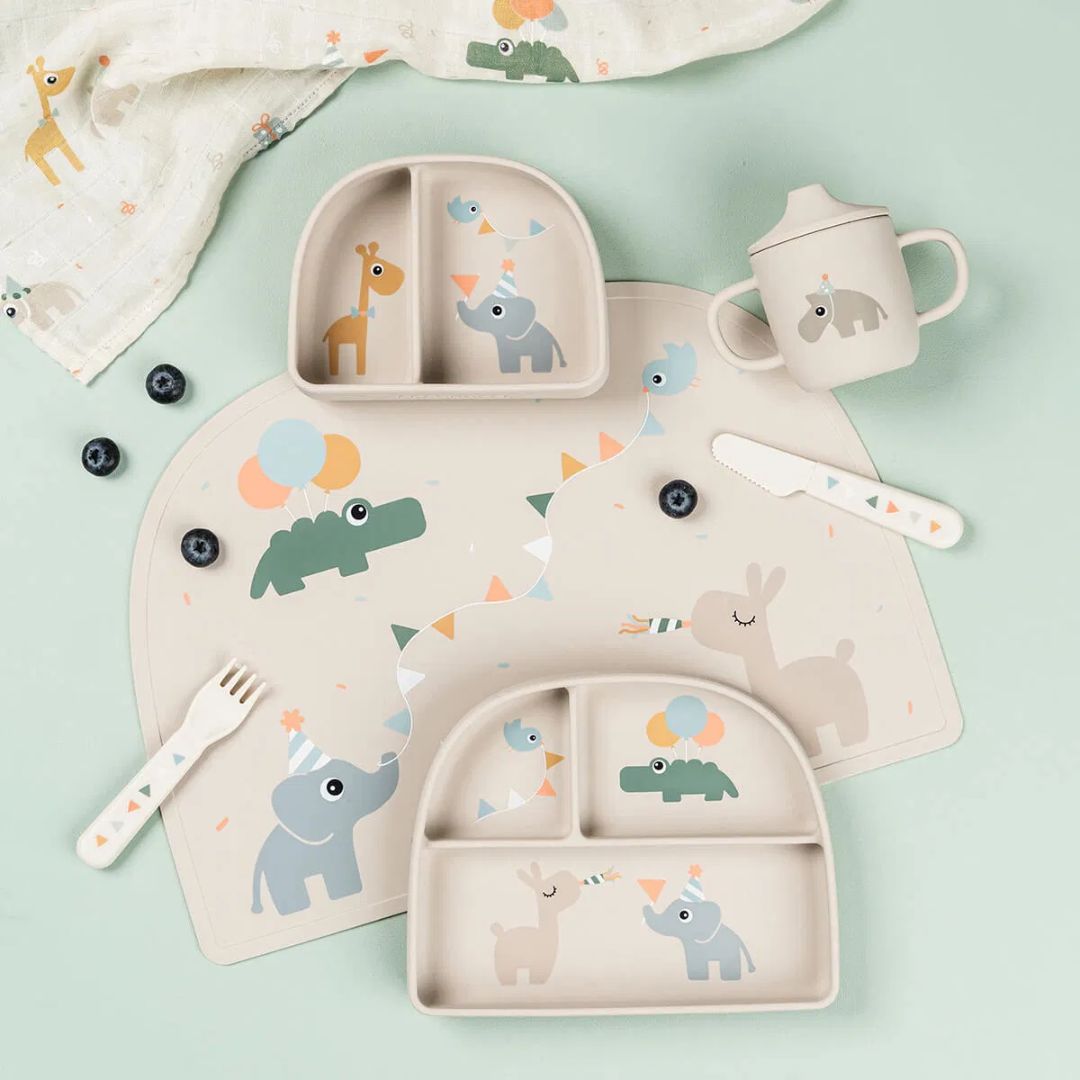 Done by Deer® Silikonski lonček s pokrovčkom in ročaji Celebration Sand Done by Deer