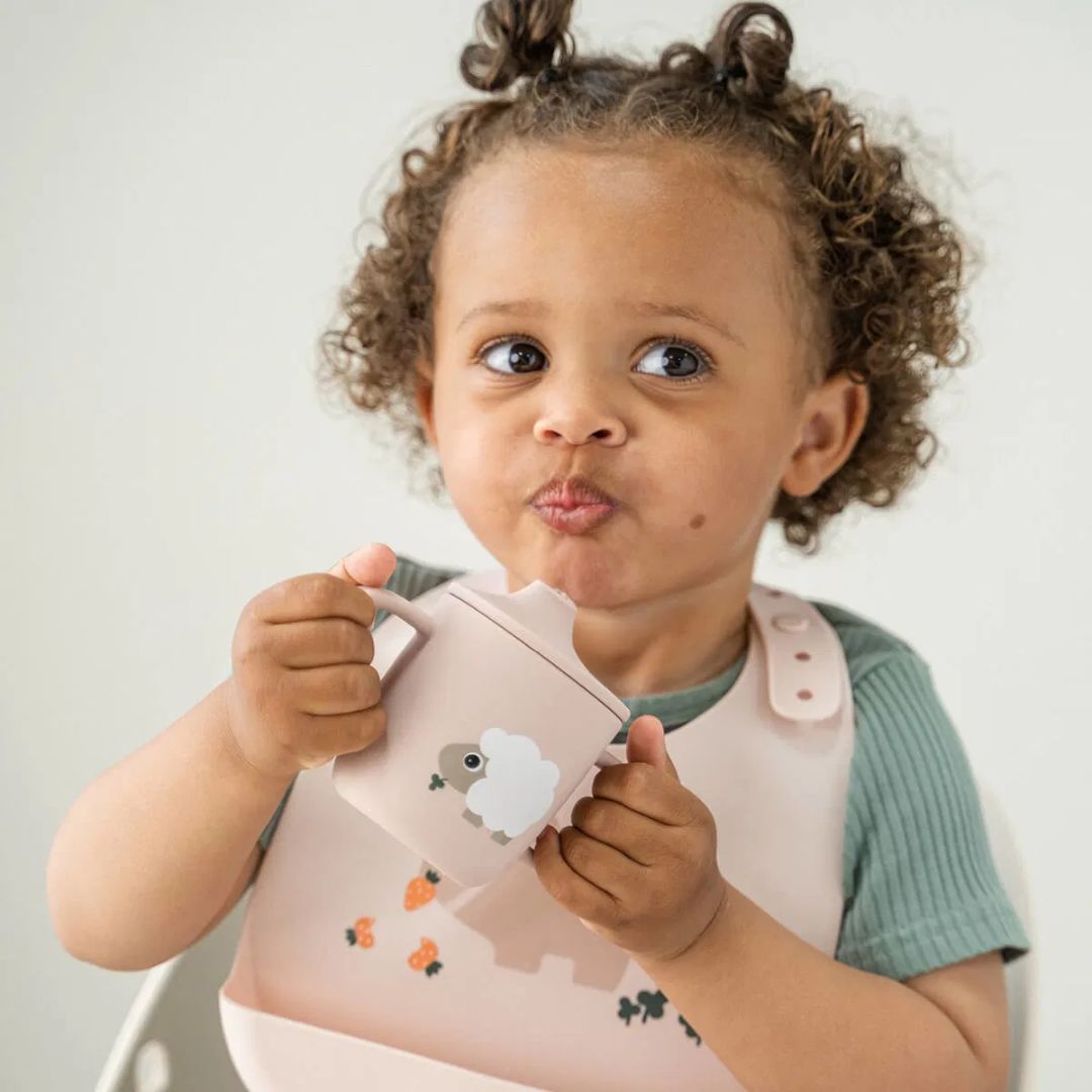 Done by Deer® Silikonski lonček s pokrovčkom in ročaji Tiny Farm Powder Done by Deer