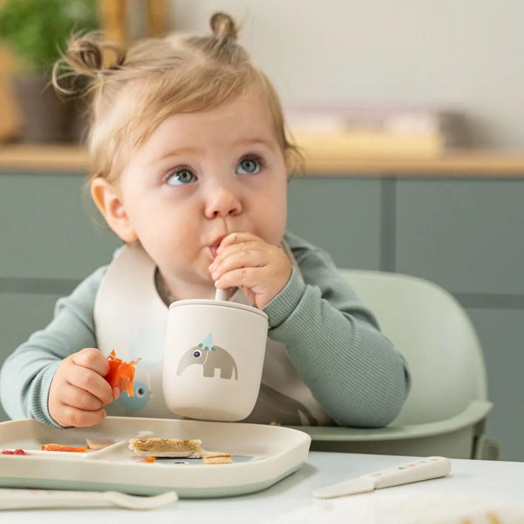 Done by Deer® Silikonski lonček s slamico Celebration Sand 2 kosa Done by Deer