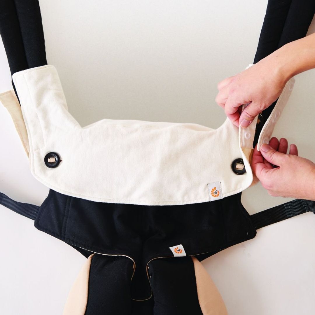 Ergobaby® Blazinice za grizenje in slinček za nosilko Natural