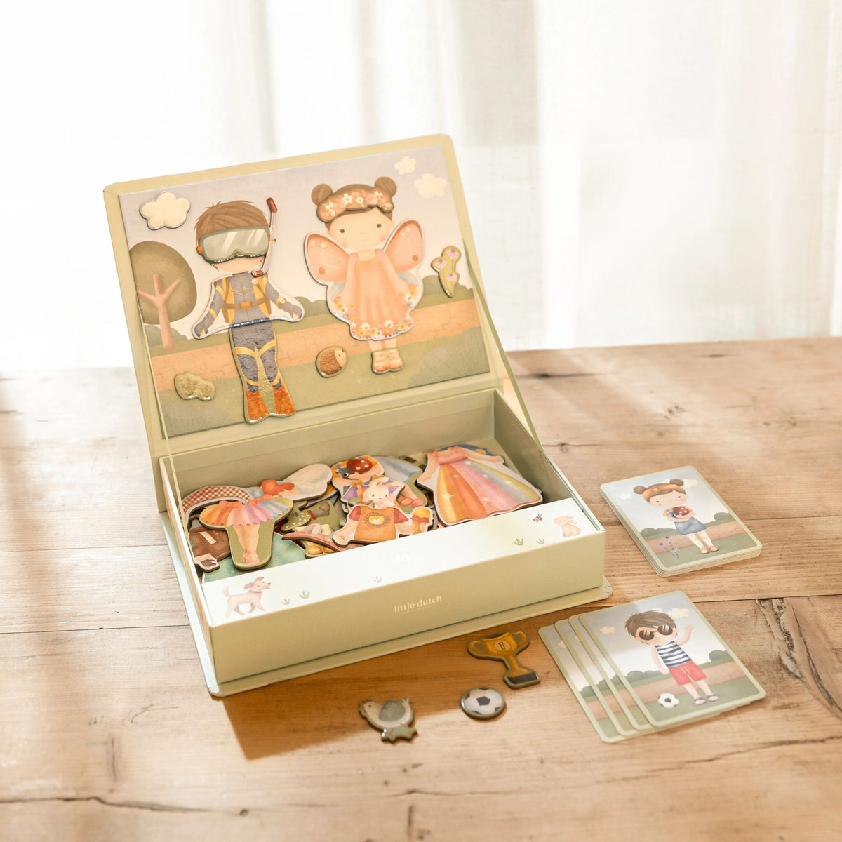 Little Dutch® Magnetna sestavljanka Dress-Up Jim & Rosa