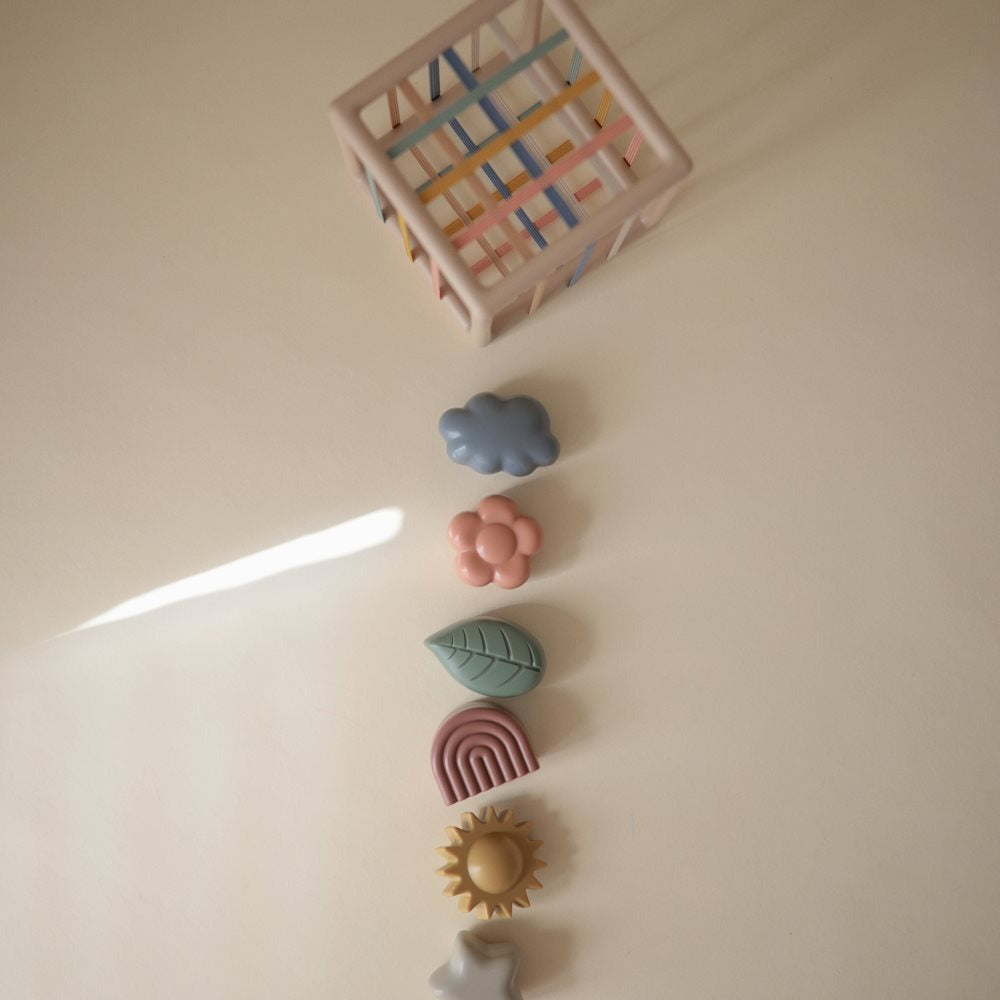 Mushie® Elastična kocka za razvrščanje oblik Mushie