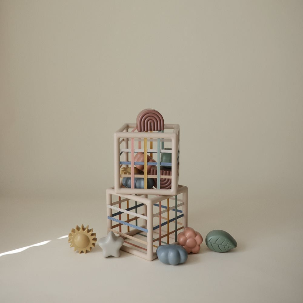 Mushie® Elastična kocka za razvrščanje oblik Mushie