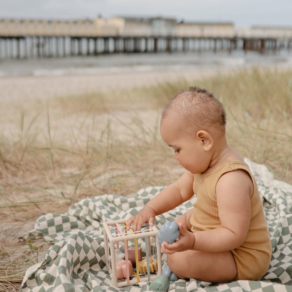 Mushie® Elastična kocka za razvrščanje oblik Mushie