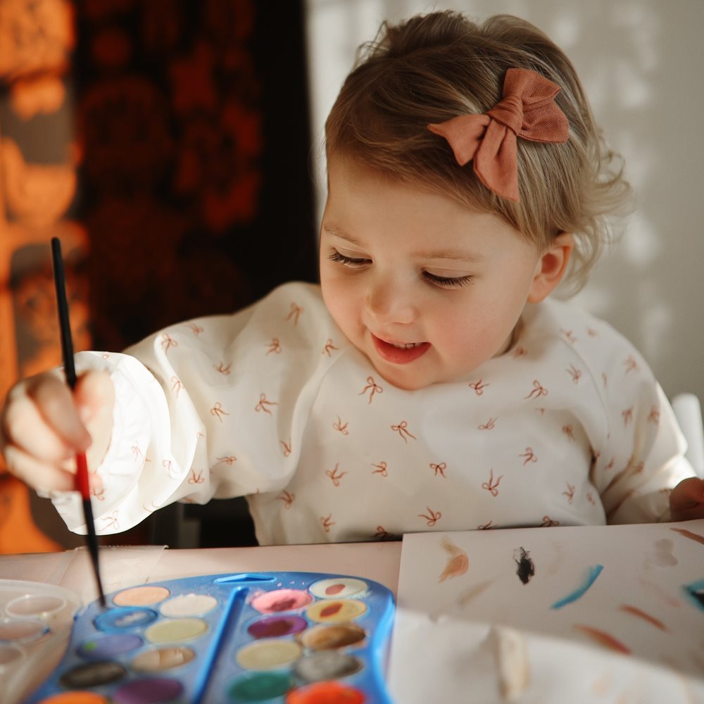 Mushie® Slinček z rokavi Bows Mushie