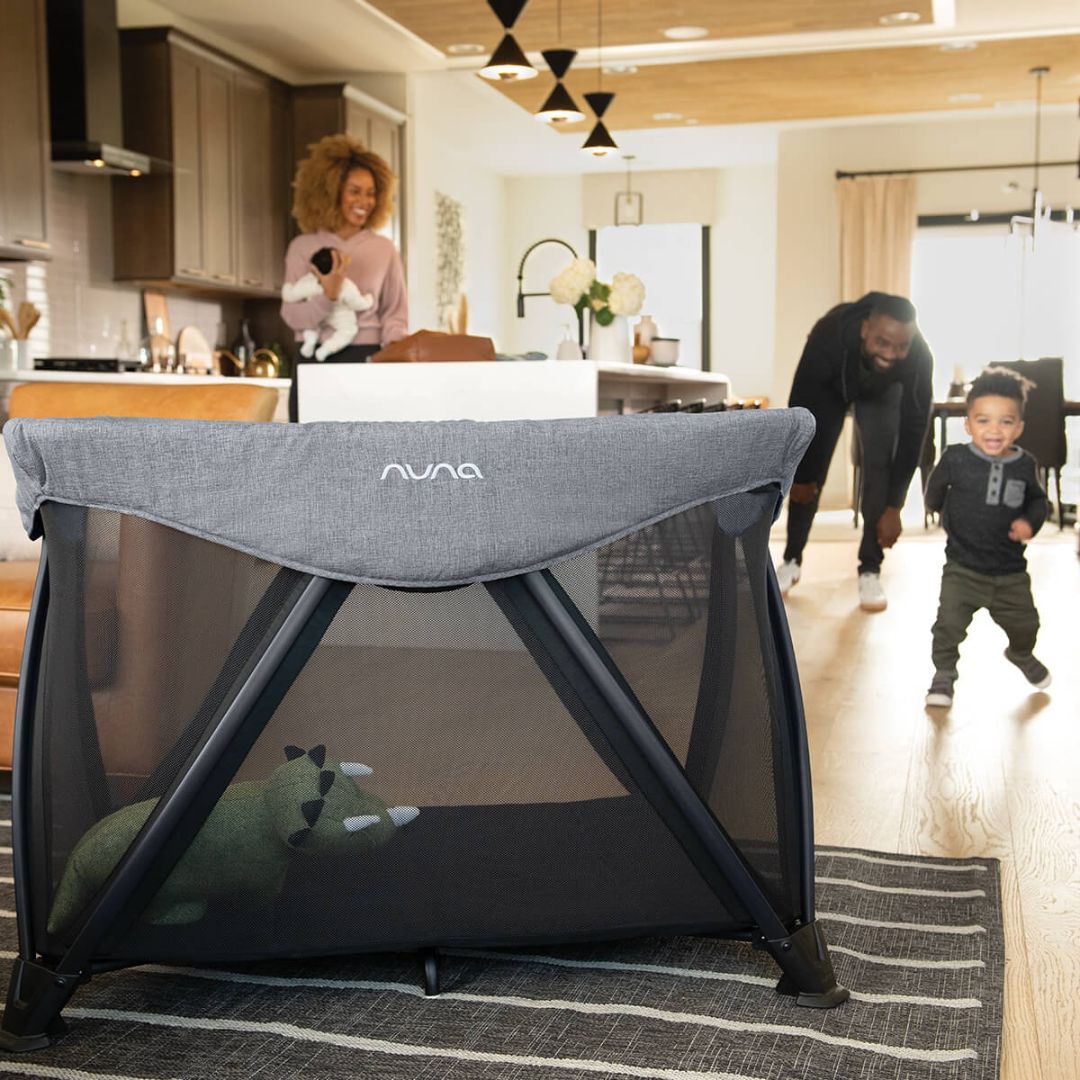 Nuna® Prenosna posteljica Sena™ Aire + rjuha Frost Nuna