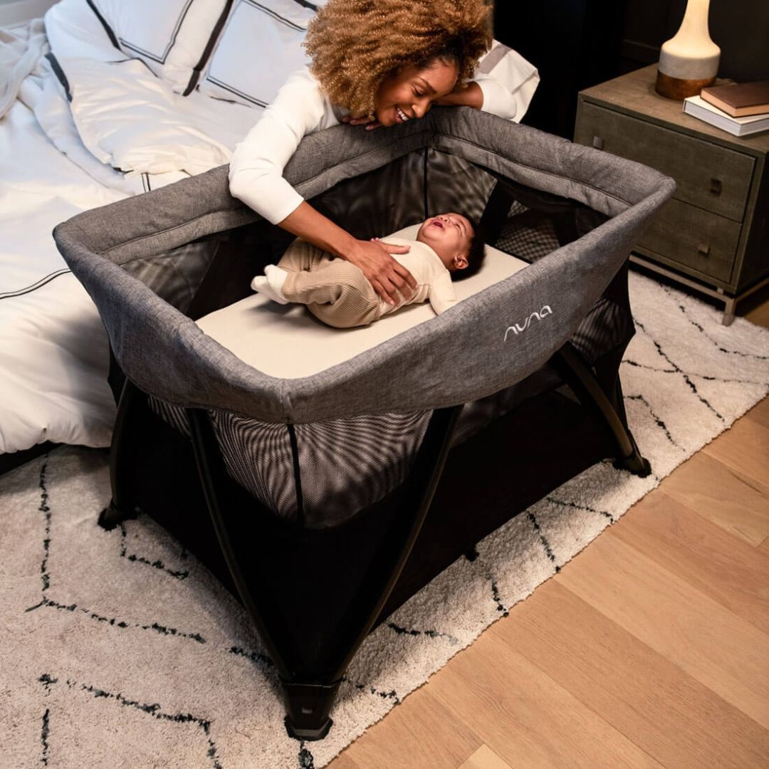 Nuna® Prenosna posteljica Sena™ Aire + rjuha Frost Nuna